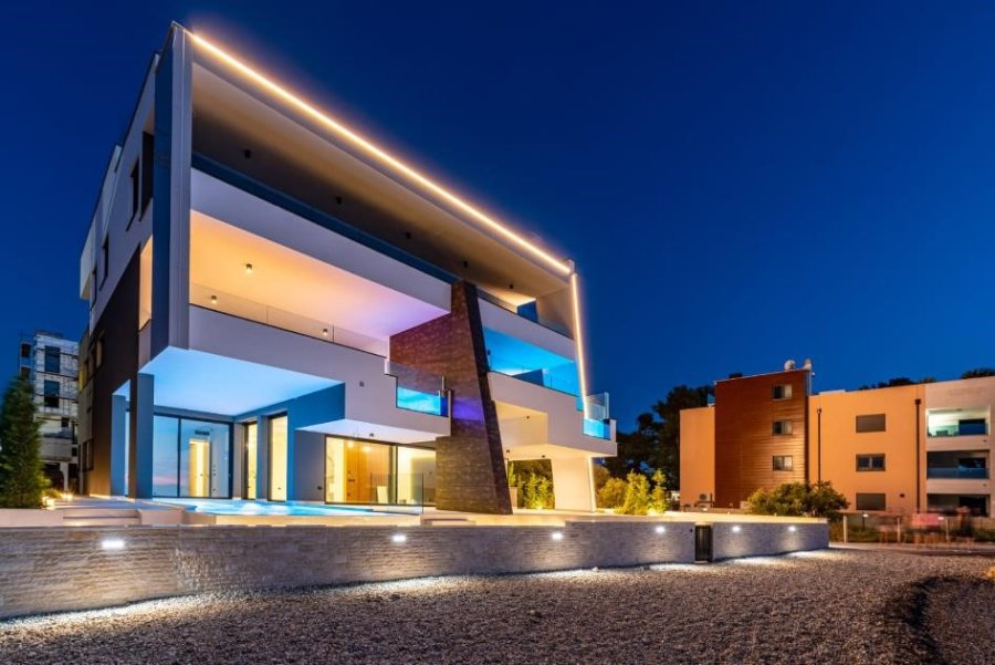 Exkluzivní apartmán o dispozici 5+kk, Sukošan