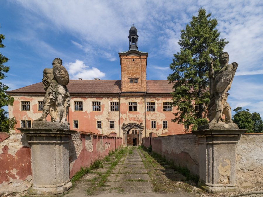 zámek Kounice, Luxent