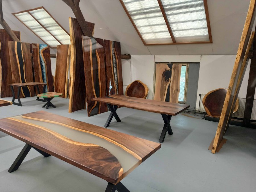 masivní stůl z dřeva a epoxidu