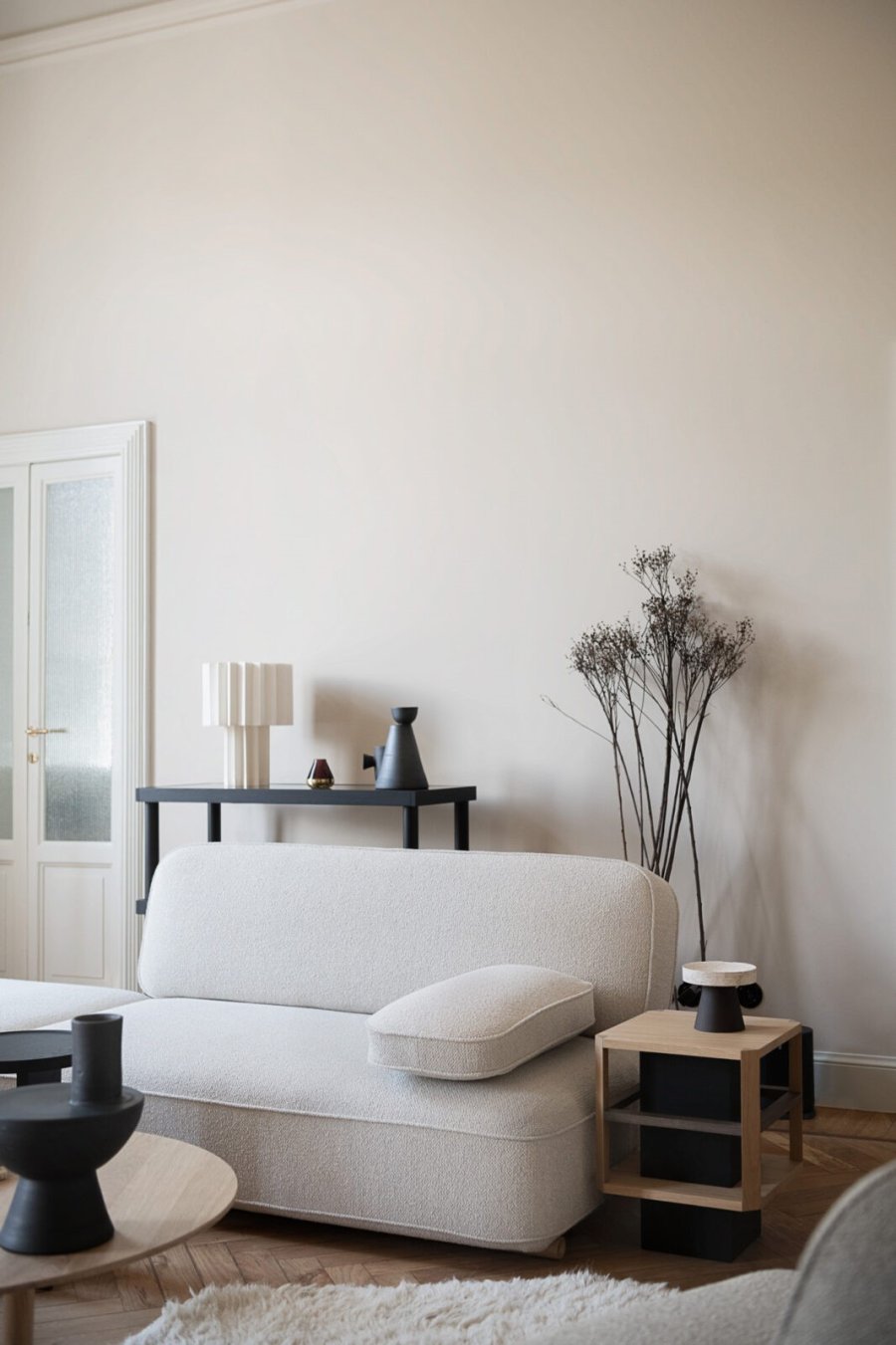 sedačka v asijském minimalistickém stylu