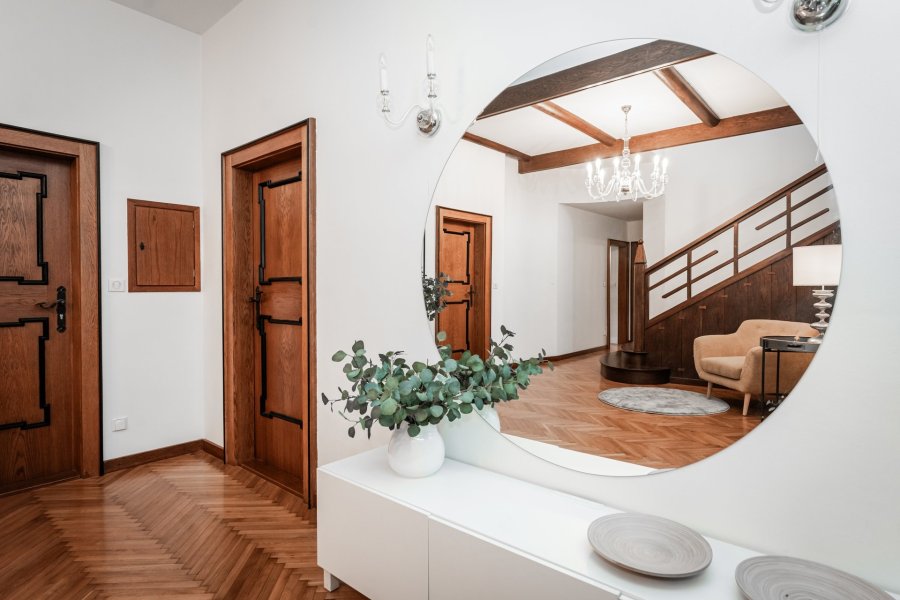 luxusní zrcadlo ve vile