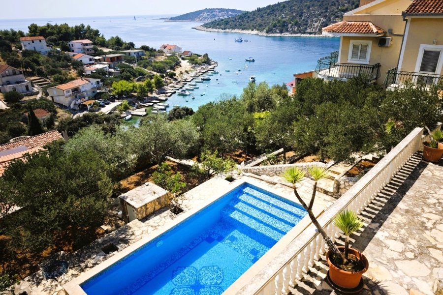 vila u može na prodej s bazénem a olivovým hájem, Chorvatsko
