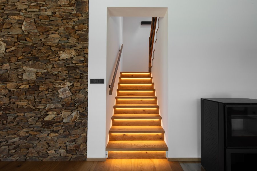 nasvícené schody v projektu Jizerské Chalety