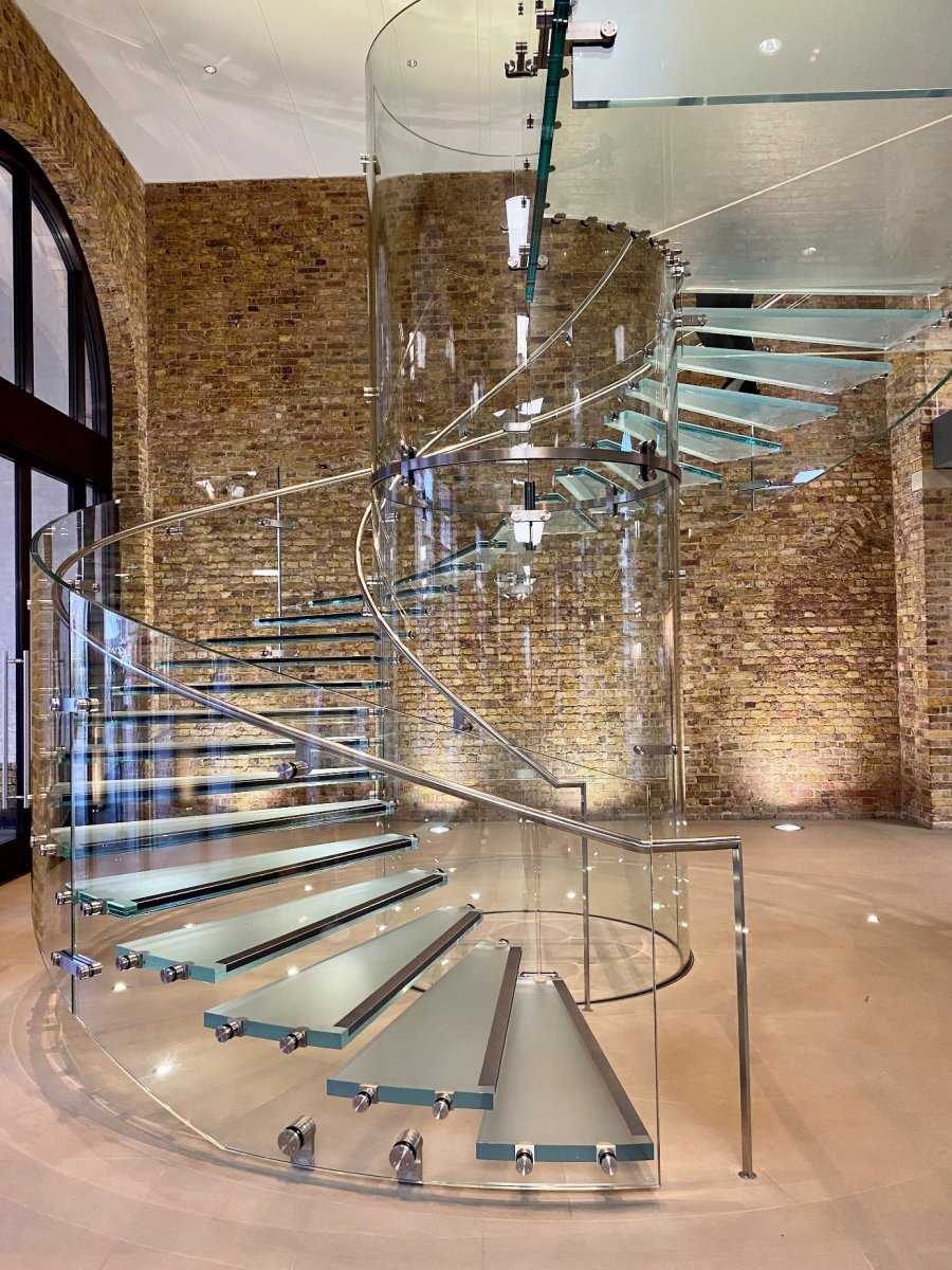 skleněné schodiště