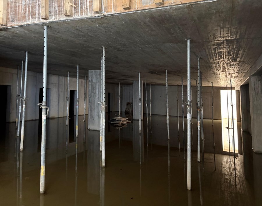 Výstavba monolitické konstrukce podzemních garáží  