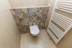 patchwork kachličky a toaleta