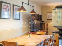 detail na jidelni stul