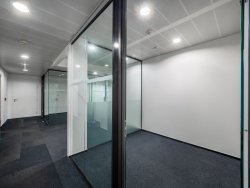 prosklené kancelářské buňky