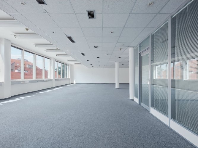 Pronájem kancelářského prostoru s výhledem do vnitrobloku, 300 m², Praha 1 - Nové Město