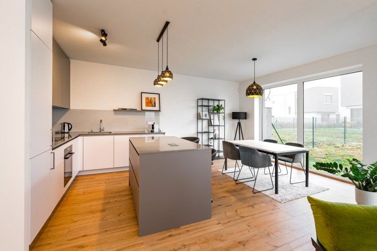 Prodej rodinného domu, 4+kk, 174 m2, s terasou, na poz. 551 m², Chýně, Praha-západ