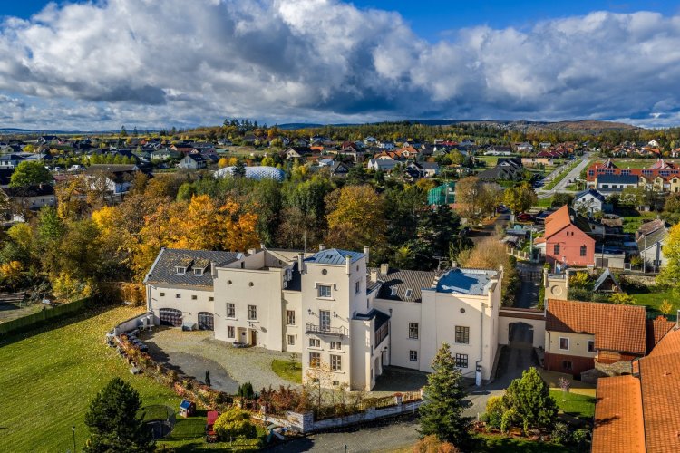 Sale of a unique historic castle with extensive gardens and park, Trnová near Prague