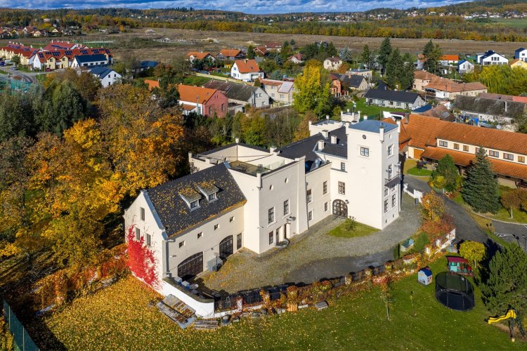 Sale of a unique 1,585 m² residence with extensive castle gardens, Trnová near Prague