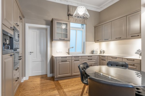 kuchyně a jídelní stůl