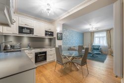 kuchyň s jídelním stolem