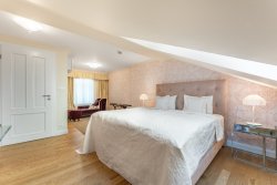 ložnice s manželskou postelí